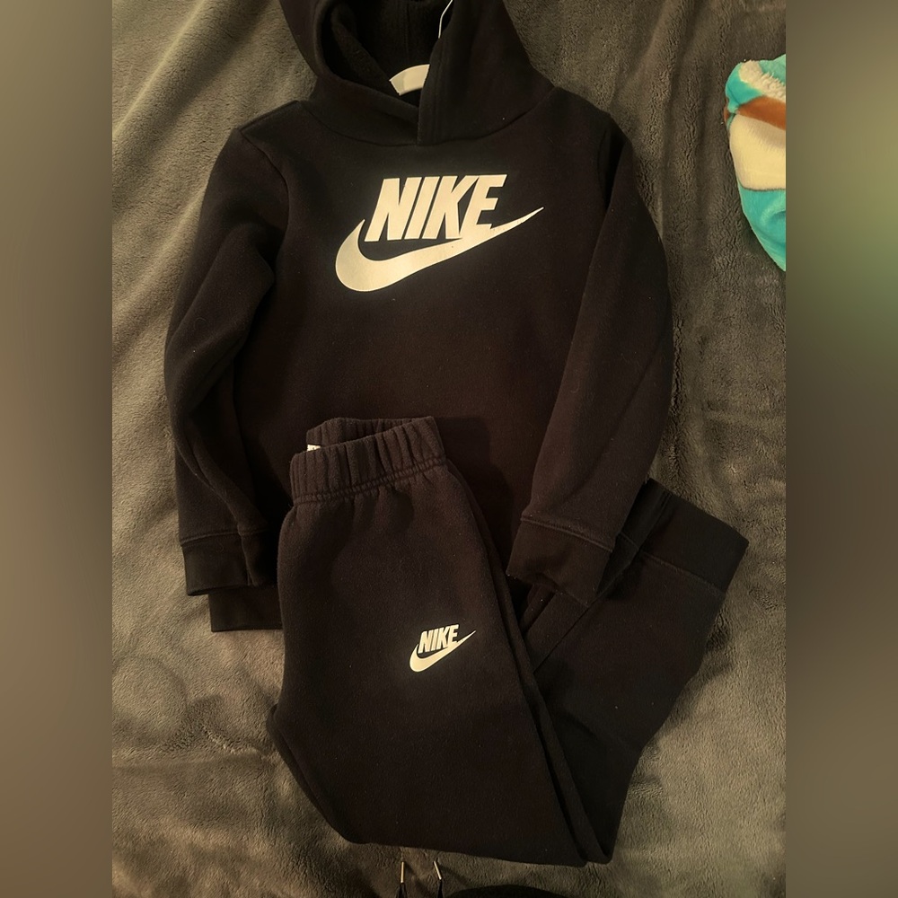 Boys Nike matching sweatsuit size 7